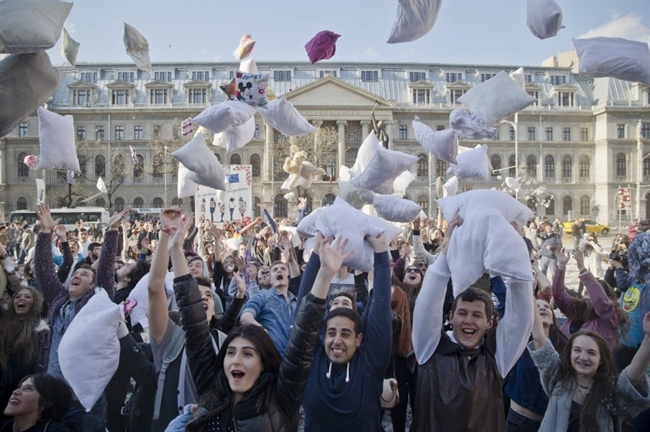 International Pillow Fight Day: People are clobbering each other with pillows ...