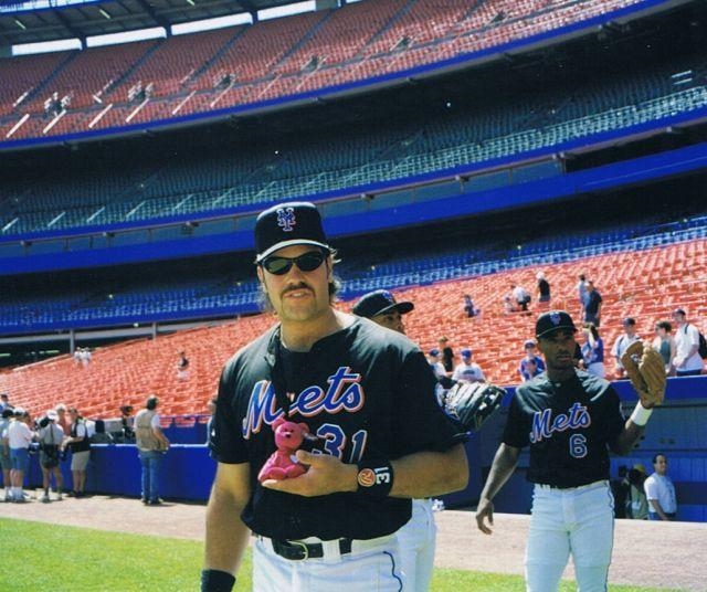 Photo of the Day: Hall of Famer Mike Piazza is gonna make bank off this Beanie ...