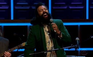 Reggie Watts Improvises Holiday Songs About Cats, Cognac, and Chimborazo on ...